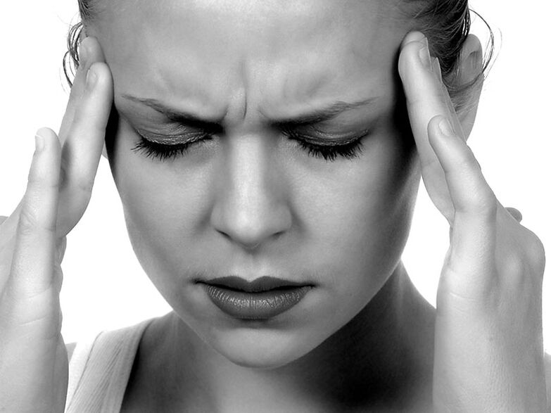 Los dolores de cabeza son uno de los síntomas de la osteocondrosis de la columna cervical. 