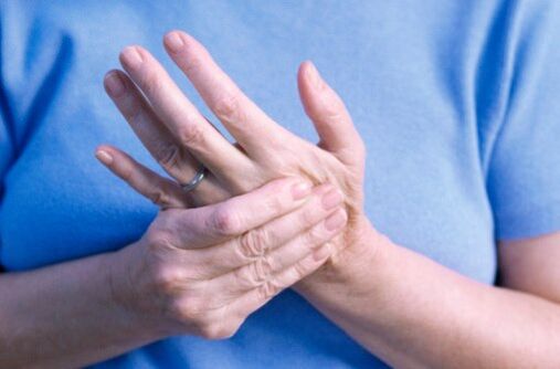 Dolor en las articulaciones de las manos y los dedos un signo de diversas enfermedades. 