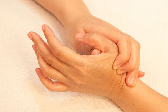 Las articulaciones de los dedos se pueden masajear para aliviar los síntomas. 