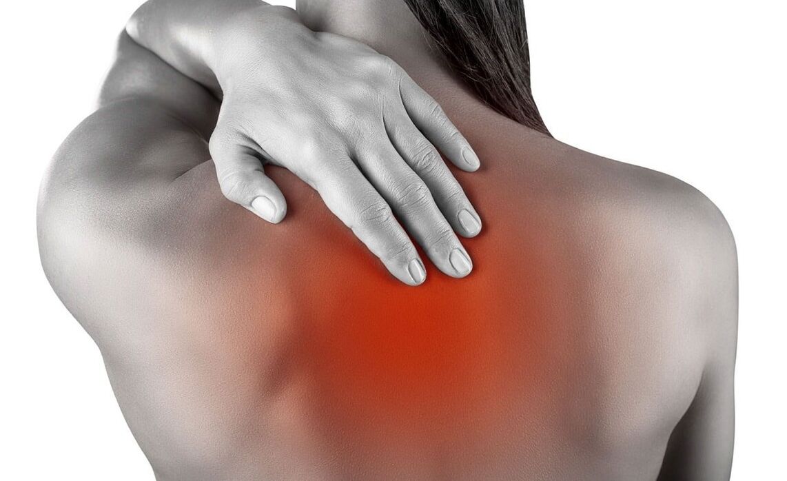 La localización del dolor de espalda es característica de la osteocondrosis de la columna torácica. 