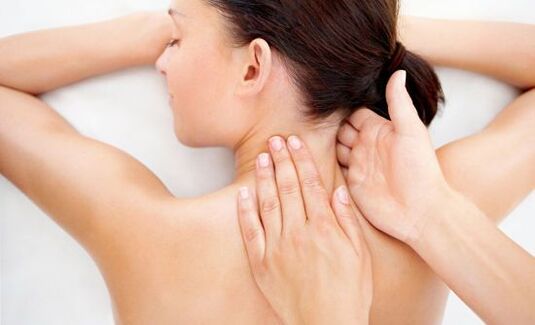 Masaje de cuello para relajar los músculos, aliviar tensiones y dolores. 