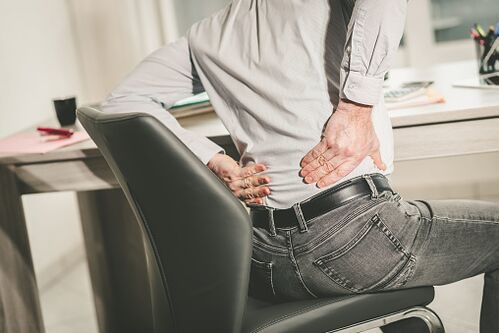 Dolor lumbar en un hombre.