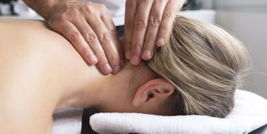 Masaje de cuello para la osteocondrosis cervical.
