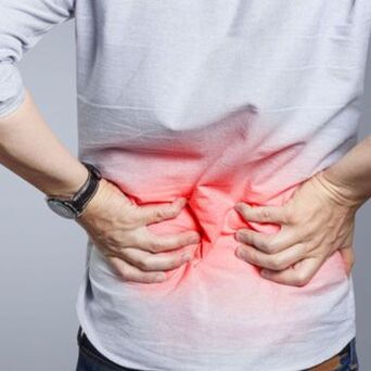 Dolor lumbar en un hombre.