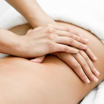 Masaje para la osteocondrosis de la columna lumbar.