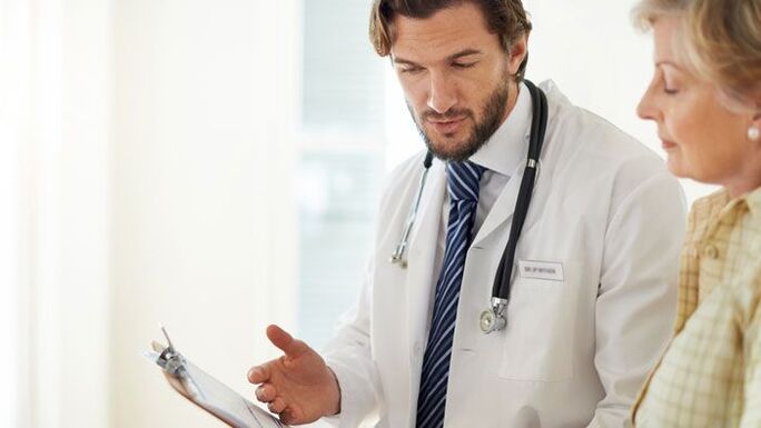 Mujer en una cita con el médico